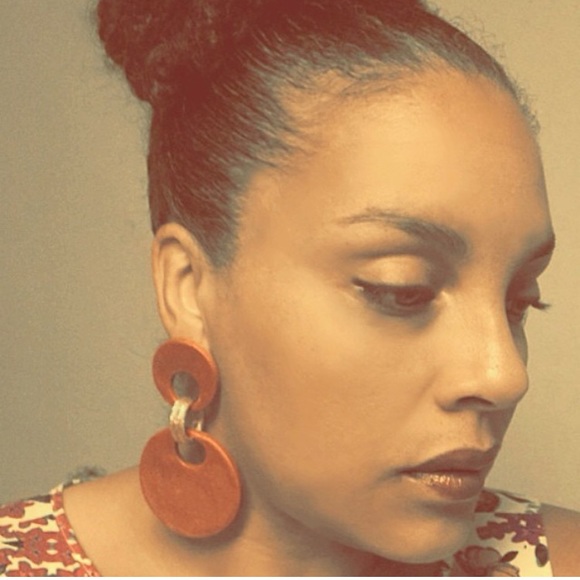 Meet your Posher, Dee Jewels - Picture 2 of 8